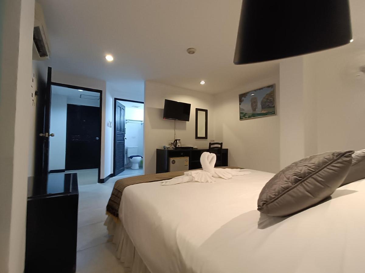 Отель Noble House Patong Экстерьер фото