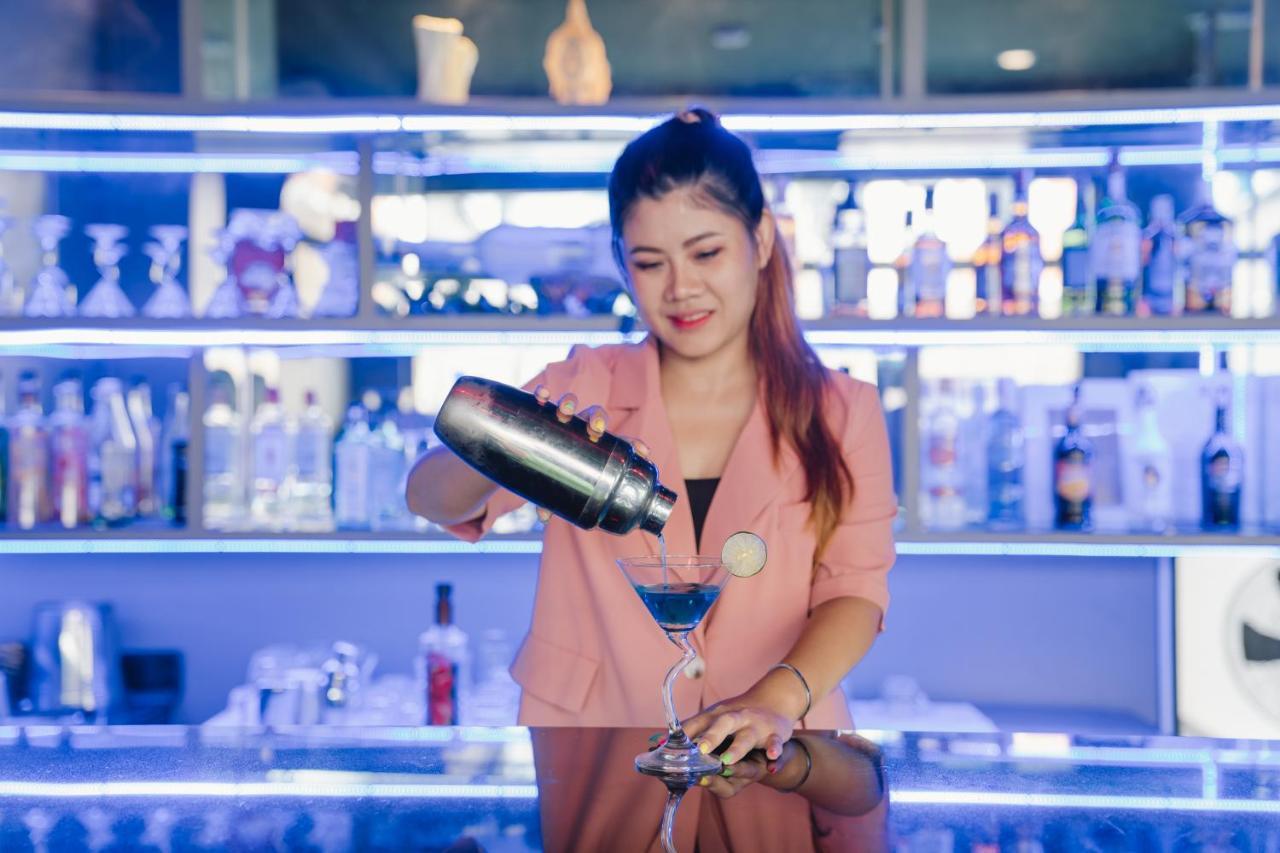 Отель Noble House Patong Экстерьер фото