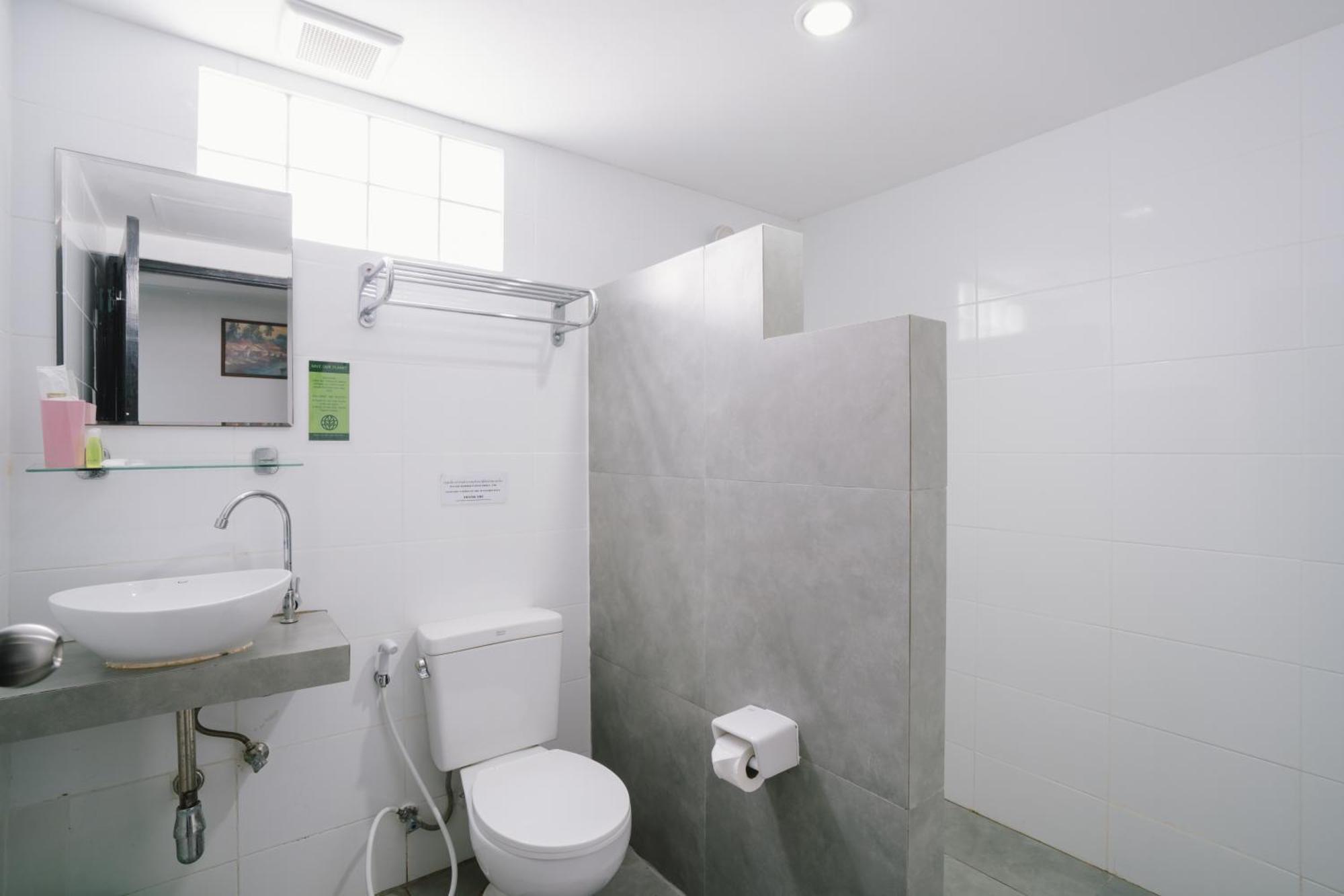 Отель Noble House Patong Экстерьер фото