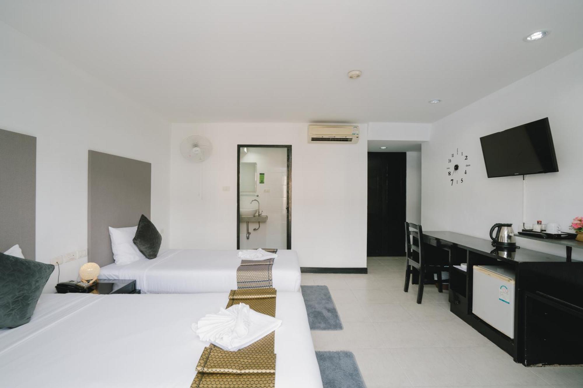 Отель Noble House Patong Экстерьер фото