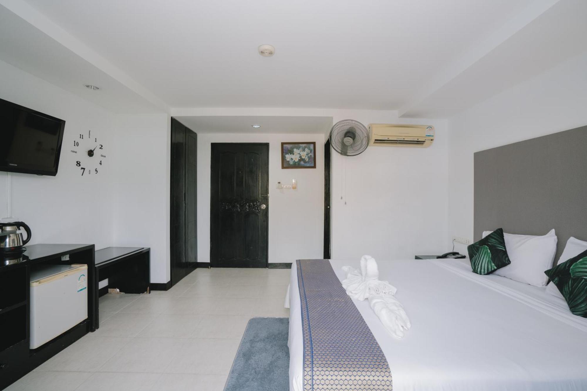 Отель Noble House Patong Экстерьер фото