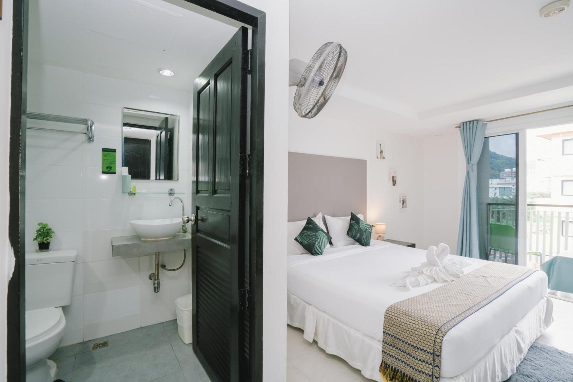 Отель Noble House Patong Экстерьер фото