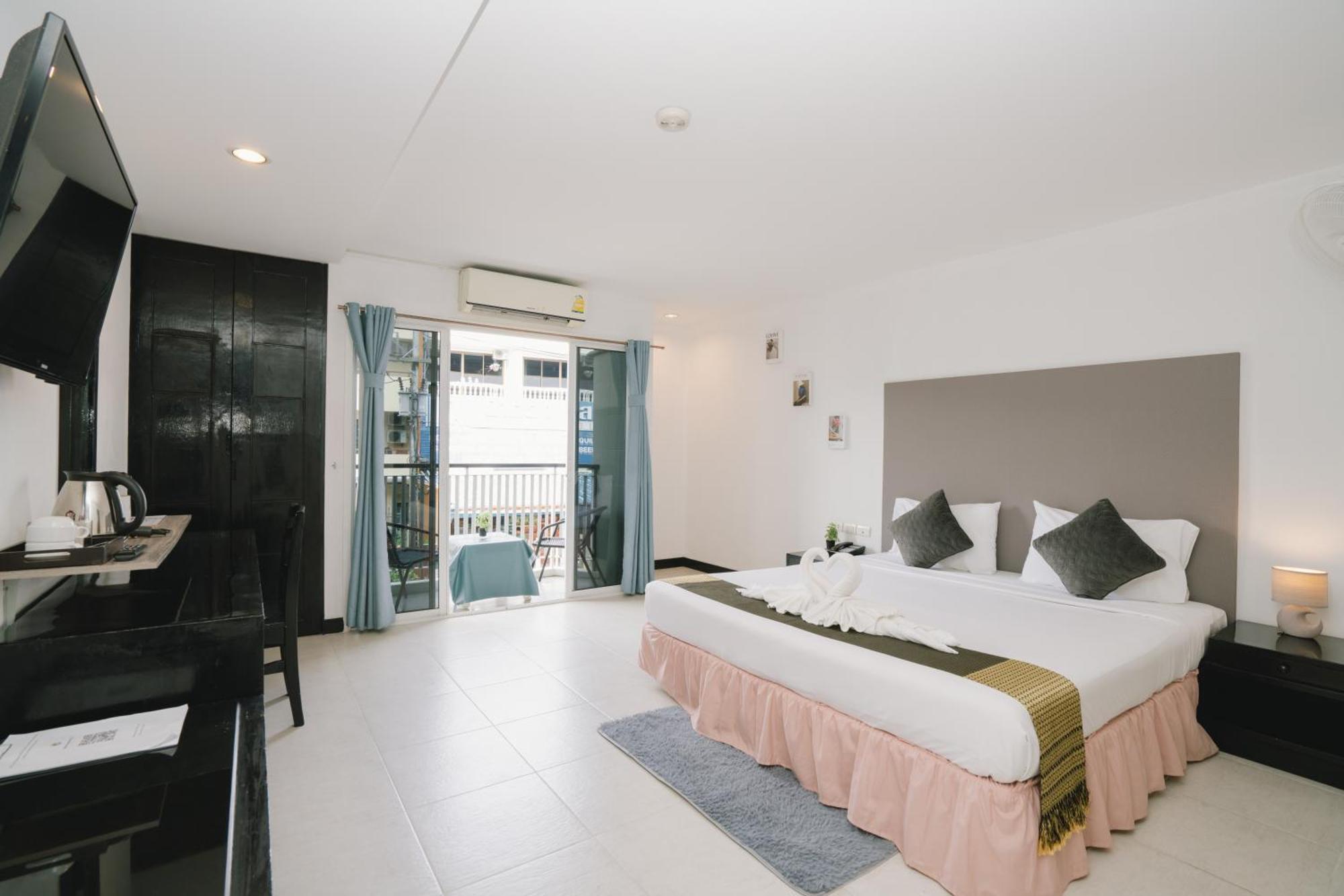 Отель Noble House Patong Экстерьер фото
