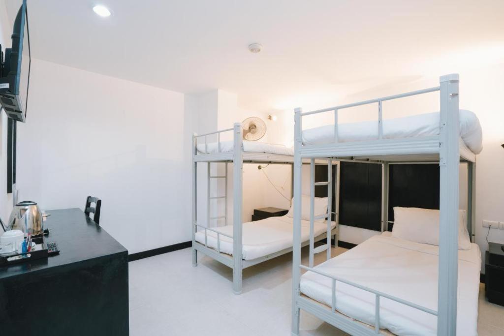 Отель Noble House Patong Экстерьер фото